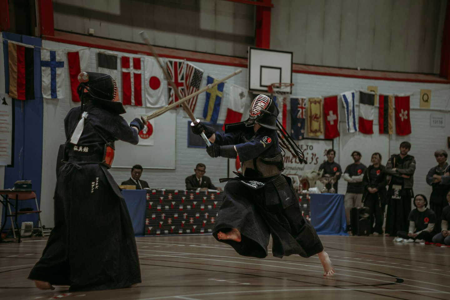 Due praticanti di Kendo che si allenano con spade di bambù al chiuso.